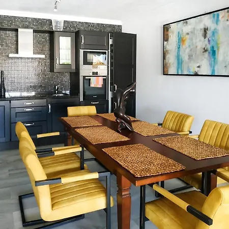 Homelystay- Marbella, Puerto Banus Apartment *